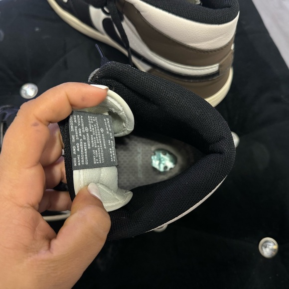 Nike Air Jordan 1 Mocha - Picture 4 of 6